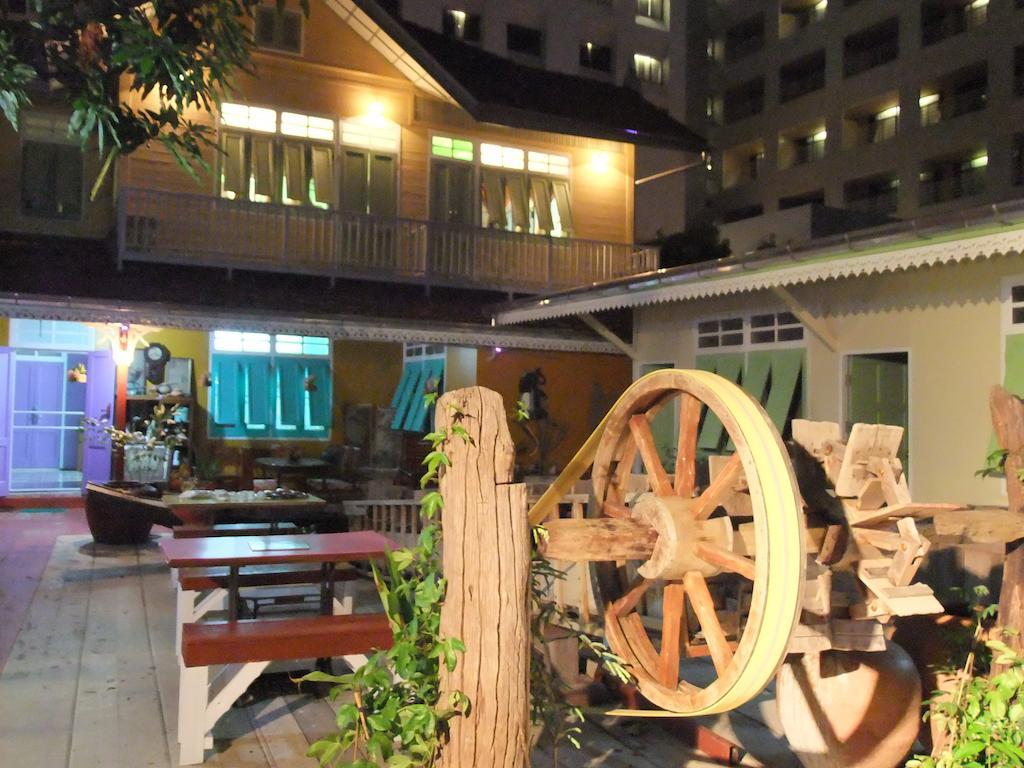 Panida Suite Hotel Bangkok Exterior photo