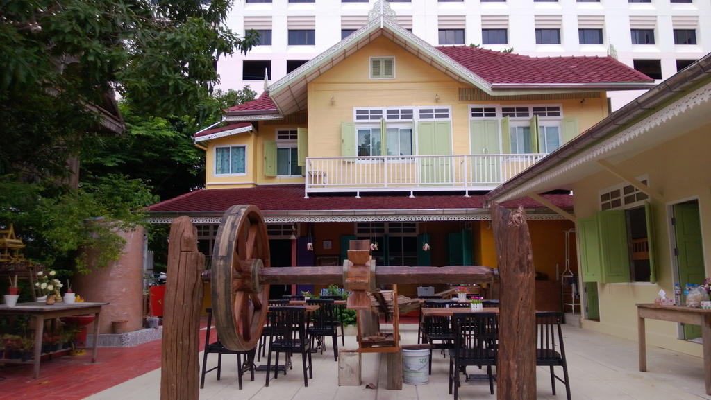 Panida Suite Hotel Bangkok Exterior photo
